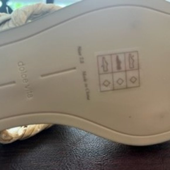 Brand: dolce vita raffia sandals   Color: natural  Size: 7.5 - Picture 2 of 4